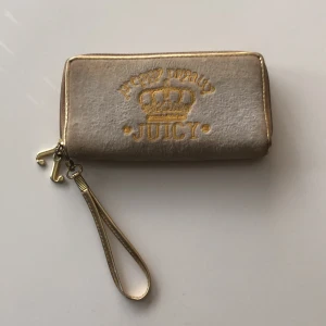 Juicy Couture plånbok - Plånbok från Juicy Couture som tyvärr ej kommer till användning längre 🥰 får plats med mycket kort och pengar! Cirka 20cm längd