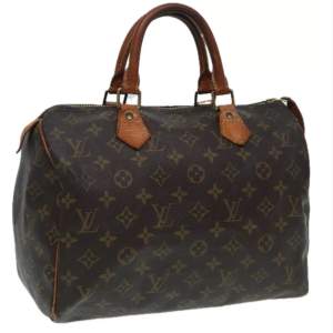 Louis Vuitton Speedy 30. Ett måste i väskkollektionen! Bra storlek för både vardagsbruk och resor. Perfekt att använda som skol-/arbetsväska. Speedy ger en touch av lyx och stil till varje outfit.