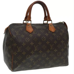 Louis Vuitton Speedy 30 - Louis Vuitton Speedy 30. Ett måste i väskkollektionen! Bra storlek för både vardagsbruk och resor. Perfekt att använda som skol-/arbetsväska. Speedy ger en touch av lyx och stil till varje outfit.