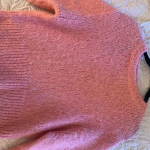 Långärmad stickad tröja  - Den är ganska tjock och är  ( wool/alpaca blend )  Färgen är rosa 
