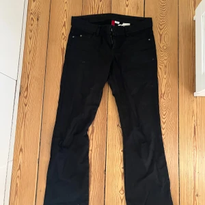 Snygga svarta jeans, liten slits på slutet av benen - Lågmidjade Bootcut, skriv för intresse och frågor❤️