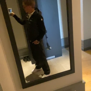 Moncler cardigan  - Extremt snygg och stilren moncler cardigan som är köpt på NK för 2 år sen, den är väldigt sparsamt använd och har tagits hand om väl.  Har kvitto o tags o allt og till den så den är självklart äkta! 