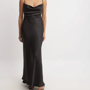 Svart maxiklänning - Klänningen är köpt från NA-KD för två veckor sen för 699kr (fullpris)😊🥰. Jag har endast använt klänningen 1 gång, så klänningen är i super skick❤️❤️