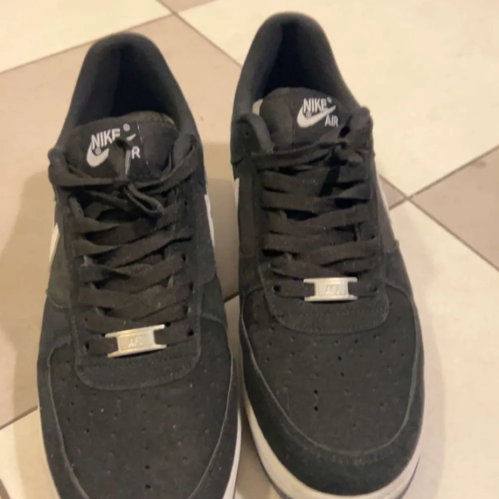 Säljer dessa Nike air forces. Storlek 44 men passar storlek 45. Köptes i Turkiet. Typ aldrig använda. Skriv om de finns frågor. Är intresserad i byte storlek 43-44!. Skor.