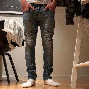 Dondup george - Säljer nu mina dondup george jeans som jag inte längre använder så mycket. Bra skick med snygga slitningar. Priset kan ändras vid snabb affär och skriv om ni undrar något! 😃