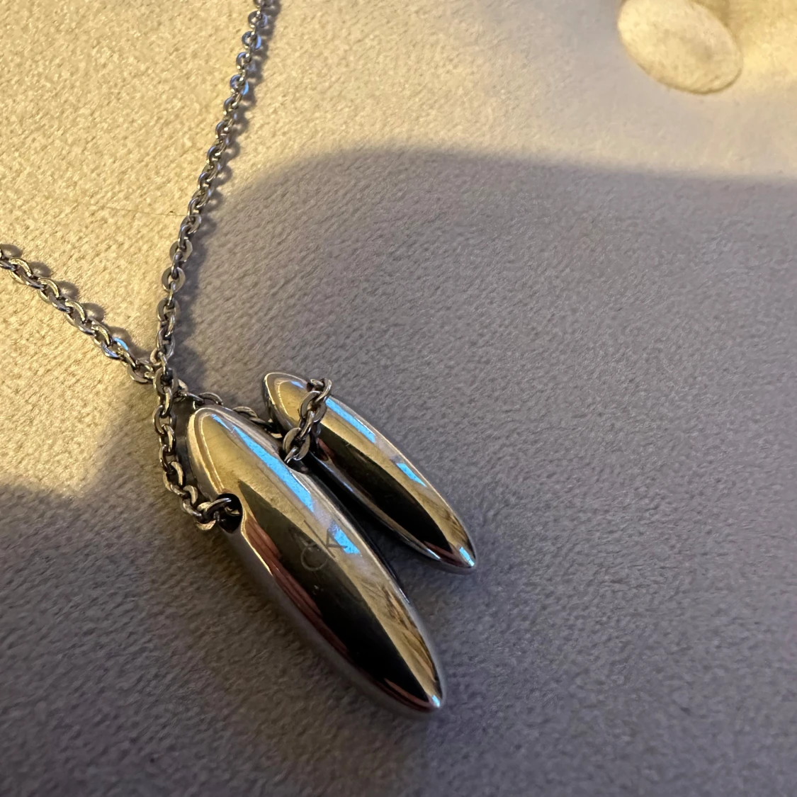 Silverfärgat halsband med ovala hängen - 92