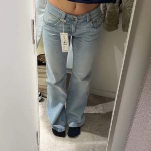 Jäättesnygga bootcutjeans med fina fickor, lite lowwaist endast använda 3 gånger