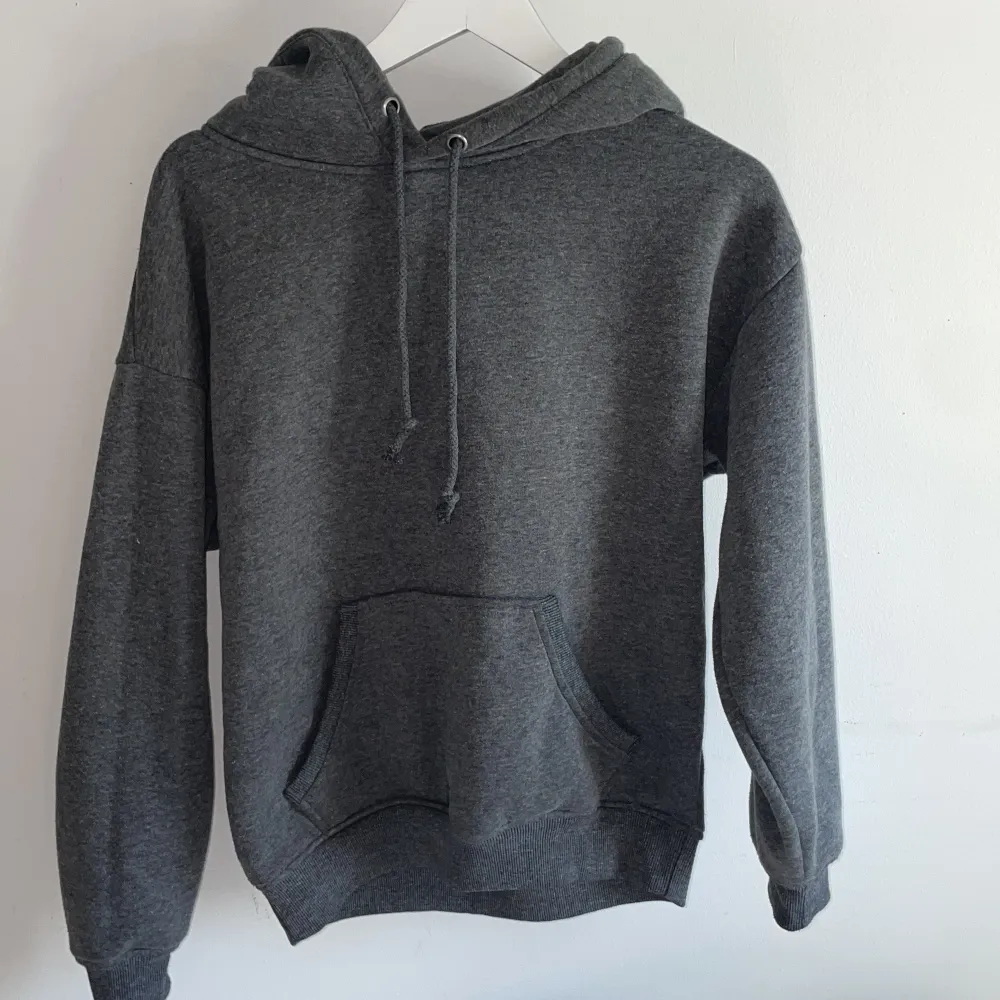 Säljer denna gosiga hoodie från ”Bik bok” stolek (XS) köpte denna för 399kr. Skriv privat för eventuella frågor💘. Hoodies.