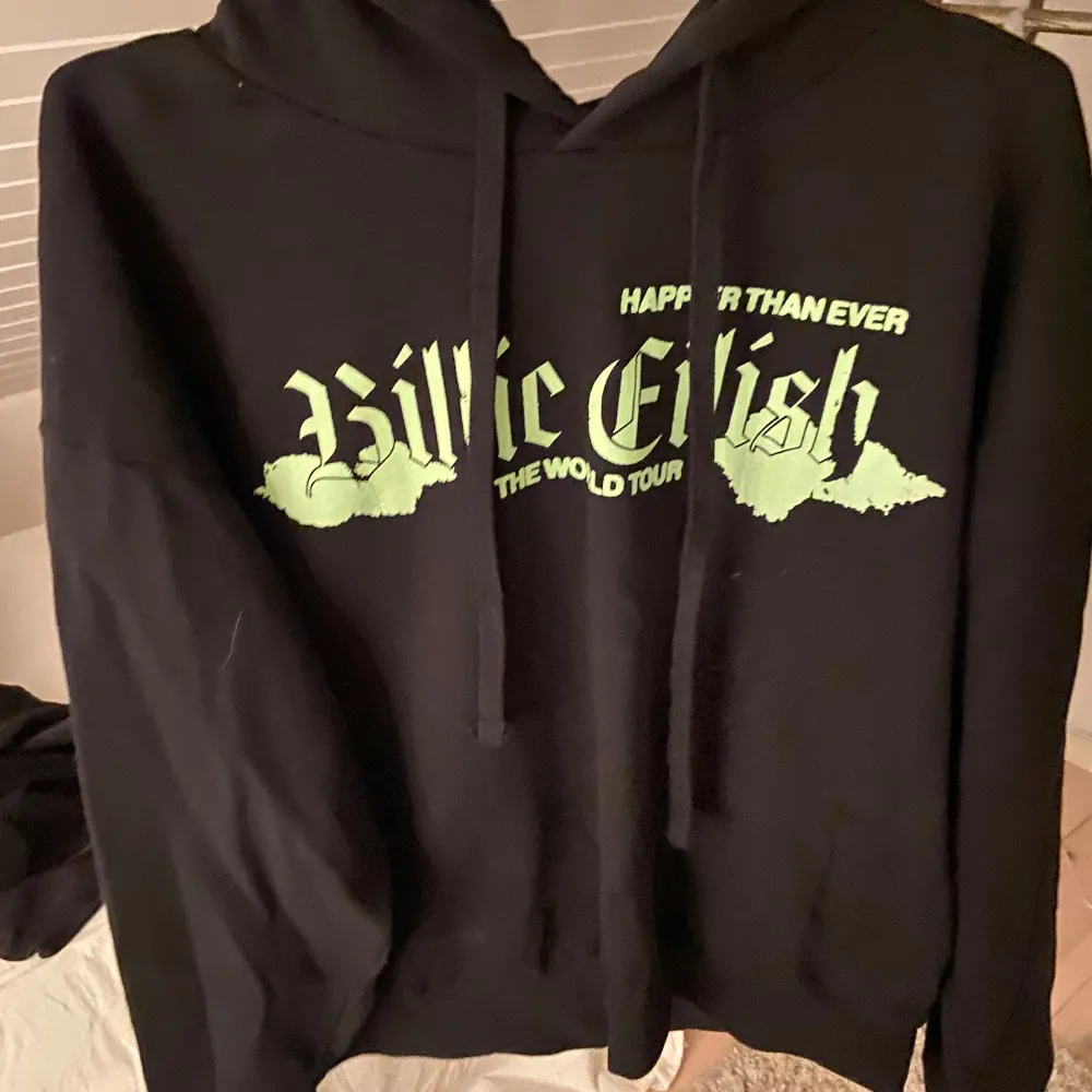 Intressekoll på min Billie Eilish hoodie. Köptes på hennes konsert i London på Happier than ever tour. Mycket fint skick och knappast använd, därav intressekoll då jag ej använder den. Är du intresserad får du gärna fråga! (: . Hoodies.