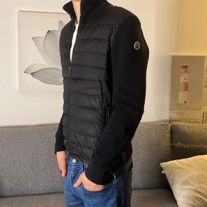 Moncler cardigan  - Tja säljer min Moncler cardigan då jag vill få bort den till vintern, köpt på Care of Carl för 9990 kr för ca 1 år sedan! Små flaws längts ut vid ärmarna men inget mer. Kan droppa priset vid snabb affär! Modellen är 181 cm! Mvh Harry