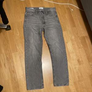 Tja! säljer dessa Jack & Jones jeans pga att dom är för långa i benen för mig. Skick 8,5/10 använda kanske 5 gånger Storlek 29/32  Mitt pris: 350