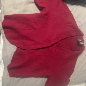 Dagmar kofta - Säljer dena fina Dagmar koftan i vin röd färg🥰Koftan är i bra skick och den har inga defekter😊Ny pris 4000kr