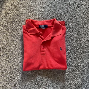 Polo Ralph Lauren piké  - Tjena, säljer min röda Polo Ralph Lauren pike då den inte har kommit till användning. Den är i toppen skick och nypris ca 1000. pm✉️ för bilder mm.
