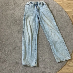 Stentvättade jeans  - Använda 2-3 gånger och i storlek 152. Nu säljer jag dom här för att dom har blivit för små för mig, men hoppas att nån av er vill köpa dom😁
