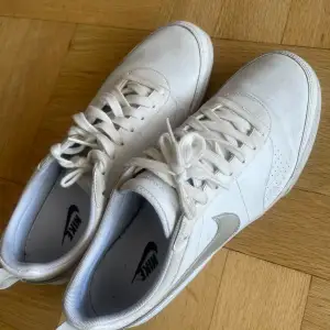 Sneakers som bara är använda ett fåtal gånger