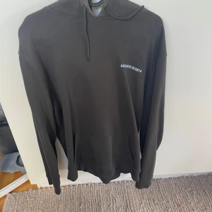 Axel Arigato Hoodie Medium - Säljer en Axel Arigato Hoodie, bra skick, storlek medium, kvitto finns om önskas
