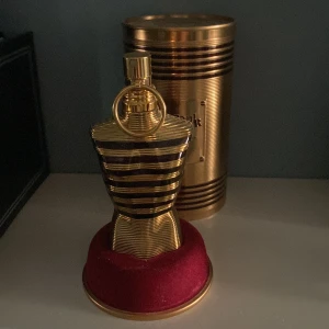 JPG le male elixir - Tja, säljer nu min Jean paul Gaultier le make elixir pga jag tröttnat lite på den o är sugen på nåt nytt, grym doft perfekt nu till hösten o vintern. Skulle säga kanske runt 55 ml kvar. Har en skada på men inget som läcker. Hör av er vid fler frågor😃
