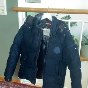 Moncler jacka  - Jackan är storlek”2”sitter som en storlek S ungefär. 8/10 skick, inga större skador bara att tyget har släppt lite vid knapparna vid ärmarna, lite använd. (Går att diskutera pris) Nypris 18900:-