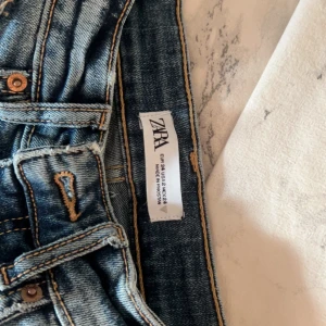 Zara jeans storlek 34 - Midwaist Zara jeans, aldrig använda bara provat de på. Nyskick.💕