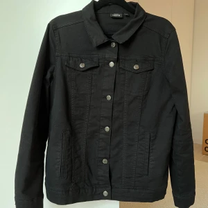 Jeansjacka - Jättefin svart jeansjacka från KappAhl, storlek M🖤