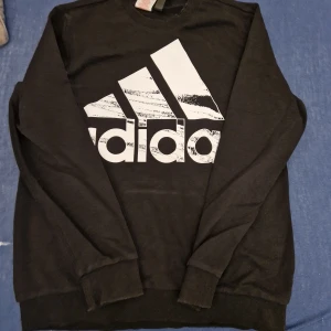Addidas tröja - Skön addidas tröjan, säljer den för den passar inte mig längre, skicker är använt men det finns inga skador på tröjan alls.