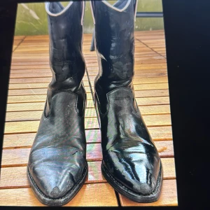 Cowboy boots - Svarta cowboyboots med vita detaljer som tyvärr inte kommer till användning längre :/