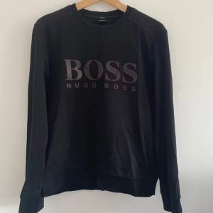 Hugo Boss Sweater - Svart  Storlek: M (Slim fit), sitter mer som en S då det är slim fit.  Är använd men i bra skick utan några märken osv!  Hör av dig vid funderingar!