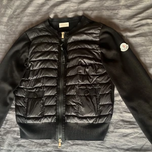 Moncler Cardigan - Används fåtal gånger. Inte min stil längre. Jätte bra skick