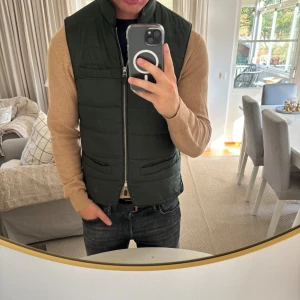 Jonh Henric väst - Hej säljer nu min fina John Henric väst i storlek S. Den är i nyskick och kommer vara otroligt snygg i höst/vinter. Nypris 1500kr! Vi kommer att sälja liknande produkter nu närmare vinter så glöm inte följa profilen!🌊🍾