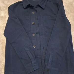 Säljer denna feta D’once De La Sense overshirten! - Storlek: S, Skick: 10/10, Pris: 749. Tjena! Säljer denna oanvända overshirten som är perfekt nu till hösten! Vid fler frågor eller bilder så är det bara att skriva! Pris kan diskuteras 