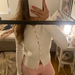 Zara topp  - Säljer då jag inte får någon användning för plagget, nästan aldrig använd💖