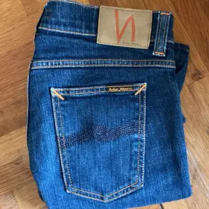 Säljer dessa tvär feta jeans från nudie. Nypris Ca 1500 mitt pris 599kr Fint skick som nya dock rätt små i storleken. W 30 L 34.  Hör av er vid frågor eller funderingar 