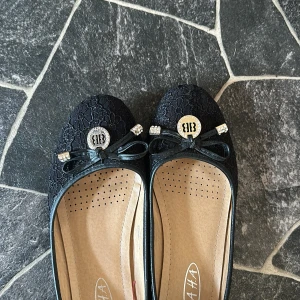 Ballerinaskor  - Så söta ballerinaskor knappt använda i stl 39💕 vet tyvärr inte märket mer än de som redan syns, passar mig som vanligtvis har 38