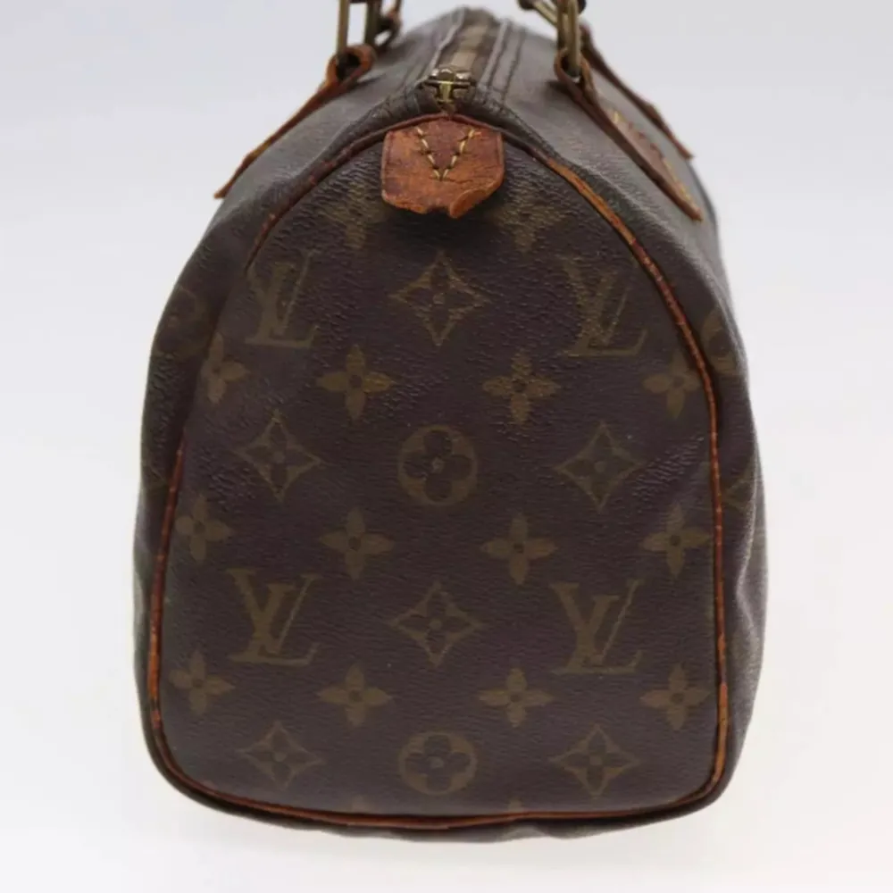 Louis Vuitton Speedy 25. Ett måste i väskkollektionen! Bra storlek för både vardagsbruk och resor. Perfekt att använda som skol-/arbetsväska. Speedy ger en touch av lyx och stil till varje outfit.. Väskor.