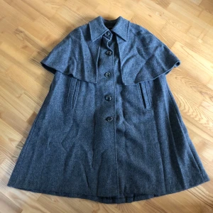 Vintage Grå Kappa  - Väldigt fin vintage grå kappa i fint skick. 