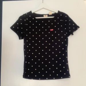Svart t shirt med bommor från Levis  - Svart skön t shirt från Levis i storlek M