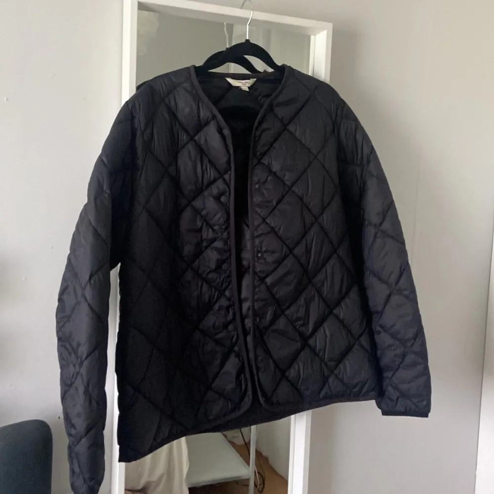 Den trendiga Stockholmstil jackan utan luva med rutigt mönster med knappar. En höst/vår jacka från cellbes i storlek M. Perfekt nu för hösten💕💕skriv om ni undrar nått💕. Takit.
