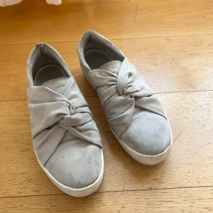 Skor - Ett par skor i mockaimitation från XIT, liknande eytys. Använda, därav priset. Storlek 40 men passar 39/40. Supersköna! 