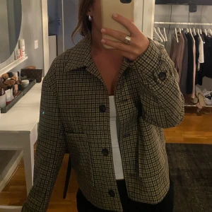 Jacka  - Helt oanvänd jacka ifrån Nelly 🩷