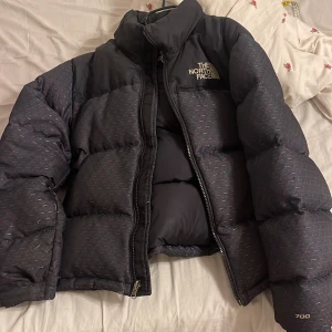 North face jacka - Limited edition Jacka från north face, den vanliga modellen. Nypris 5200. Skön, bra skick men har lite lösa trådar som man ser på bild 🤗❤️
