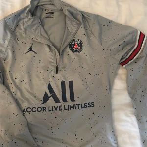 Psg tröja - Skit snygg psg tröja original pris 1,2 säljer dö den inte kmr till användning. 