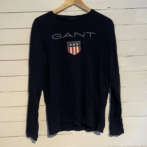 Marinblå Gant tröja (S) - Säljer denna marinblå Gant tröja för 99kr! Den är i storlek S och är i mycket bra skick. pris kan diskuteras, hör av dig vid funderingar!😁