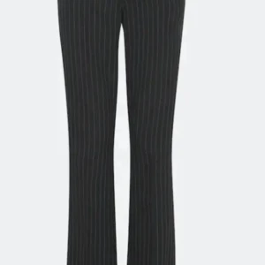 Bikbok kostymbyxor - Helt oanvända. Köpte byxorna för några månader sen men storleken passar ej:( nypris är 499kr PRISET KAN DISKUTERAS