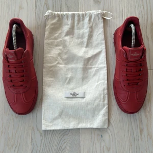 Valentino flycrew  - Säljer mina valentino flycrews då jag är sugen på ett para nya storlek 41,5. Alla nitar sitter kvar 9,5 samt man får dustbag. Skriv pm vid frågor ! 