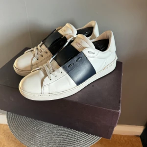 Valentino Open Sneakers - Valentino Open med mörkblå rand☑️ Kommer med box och två dustbags☑️ Skick: 7/10☑️ Storlek 42, men sitter större☑️ Pris: 2499☑️