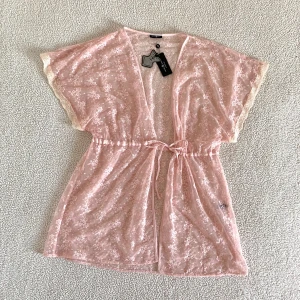 Britney Spears nattlinne och kimono i spets - Otroligt snyggt set med nattlinne och kimono från Britney Spears egna märke. Nattlinnet är i det skönaste skims-liknande materialet, otroligt skönt på kroppen. Kimonon reglerbar i midjan. Storlek S i båda. Ordinariepris cirka 1300KR.