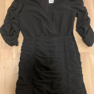 Snygg klänning från Gina tricot  - Ny med prislapp storlek 34