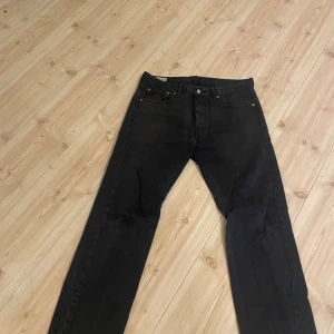 Levis 501 - Svartgråa Levis 501 inga hål eller vidare nypris 1100. Storlek 33-34