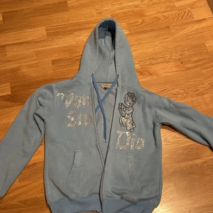Vonstudio zip hoodie  - En skit snygg vonstudio tröja som jag köpte för 799kr men säljer för 349kr alla stenar kvar inga hål eller fläckar. 