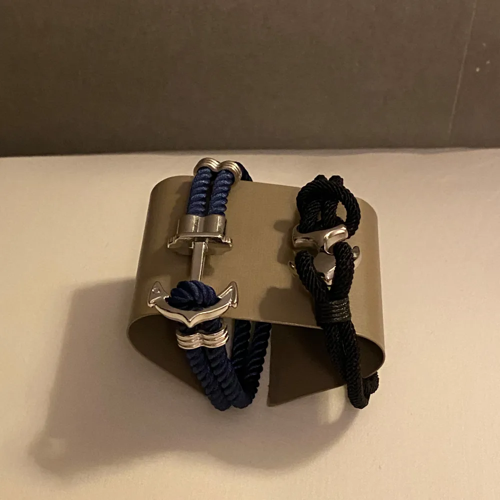 2 Fräscha ankararmband till bra pris Hör av er vid frågor pris kan diskuteras!. Accessoarer.